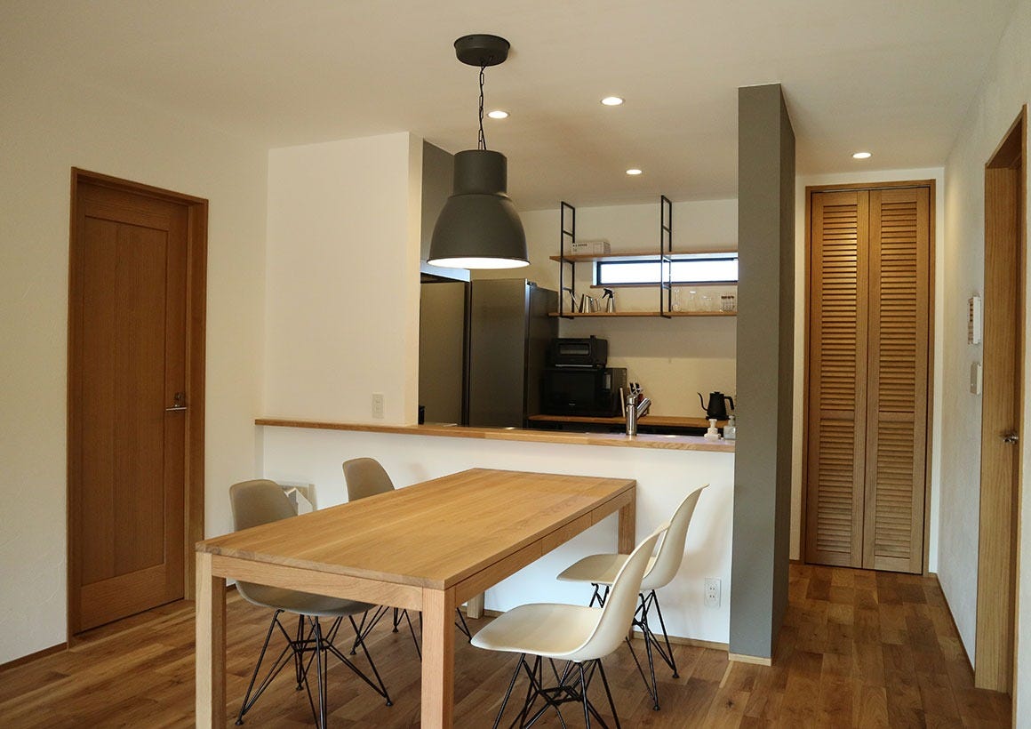 シンプルで心地よい食卓空間