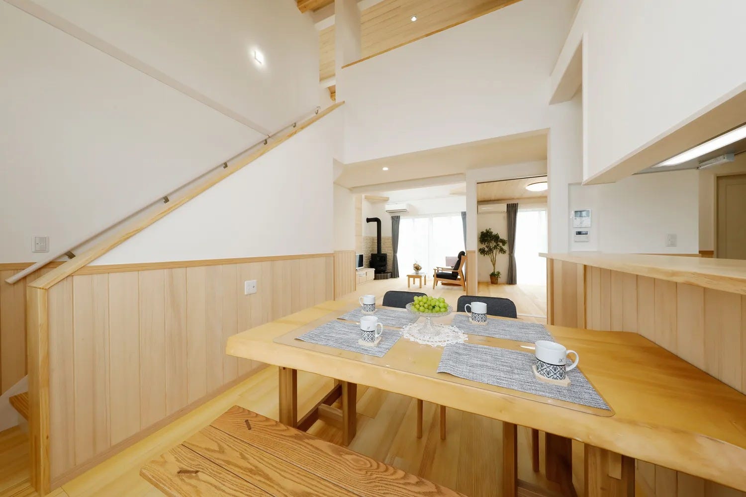 無垢材の家によくあう、天然木の一枚板テーブル