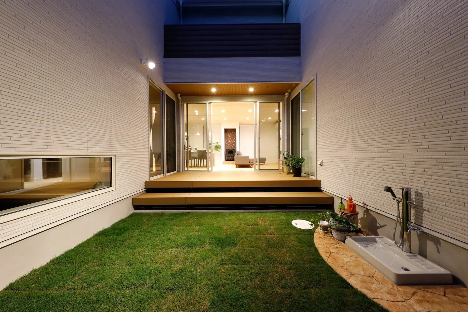 外は閉じ、中に開いた、中庭のある平屋風二階建ての家