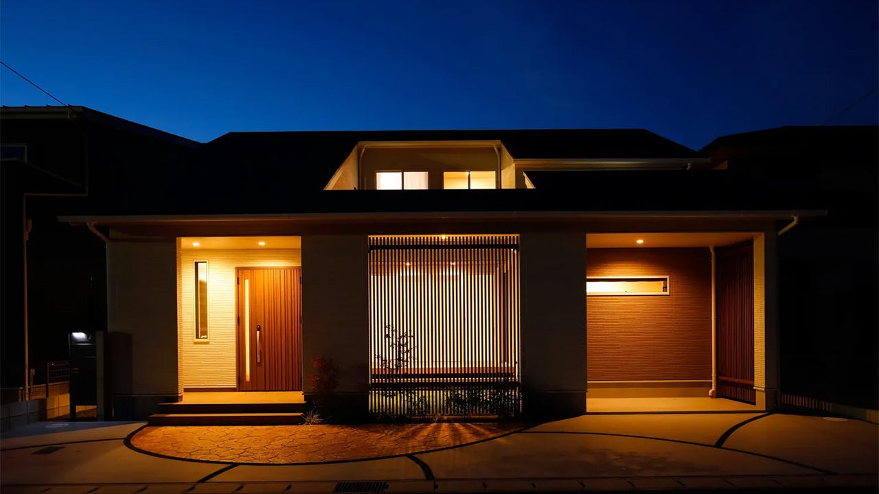 外は閉じ、中に開いた、中庭のある家 (外からの視線は遮りつつ、中央に配した中庭をとおして自然の光と風を感じてくつろぎある空間を追及。
玄関からパントリー、キッチンへと続く生活動線や中庭のシャワー水栓、書斎や随所に配置した収納スペースなど、ママが嬉しい工夫も満載です。
また、弊社で人気のある「平屋二階建て」の間取りを採用。
主寝室を1階に配置する事により、子育ての時期は2階も使った「二階建ての生活」、子供が巣立っていった後は「平屋の生活」が出来るような20年先を考えた間取りになっております。)