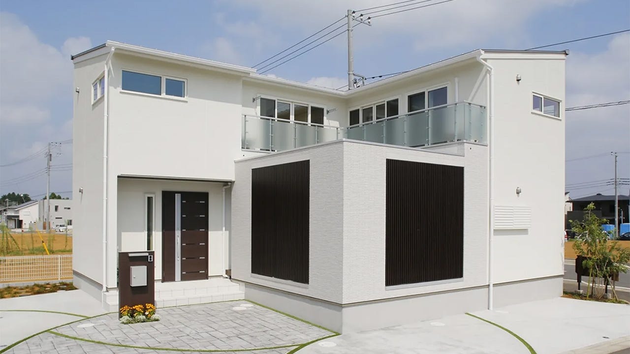 中庭のある、L字型の家 (吹き抜けのある空間でLDKの開放感を演出し、さらに開放感を出すためにアコーディオン式の掃き出し窓を採用した。
アウトドアリビングとなっているので、天気の良い日は外にでてウッドデッキで昼食も。
三方道路で外からの視線が気になるので、中庭を採用。
格子があるので暗くなく、風通しも良い間取りとなった。)