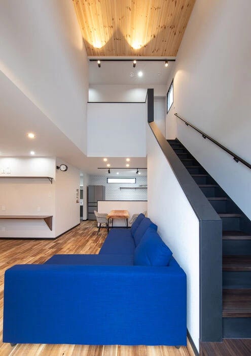 吹き抜け横に階段を設置することで空間を有効的に活用できます。