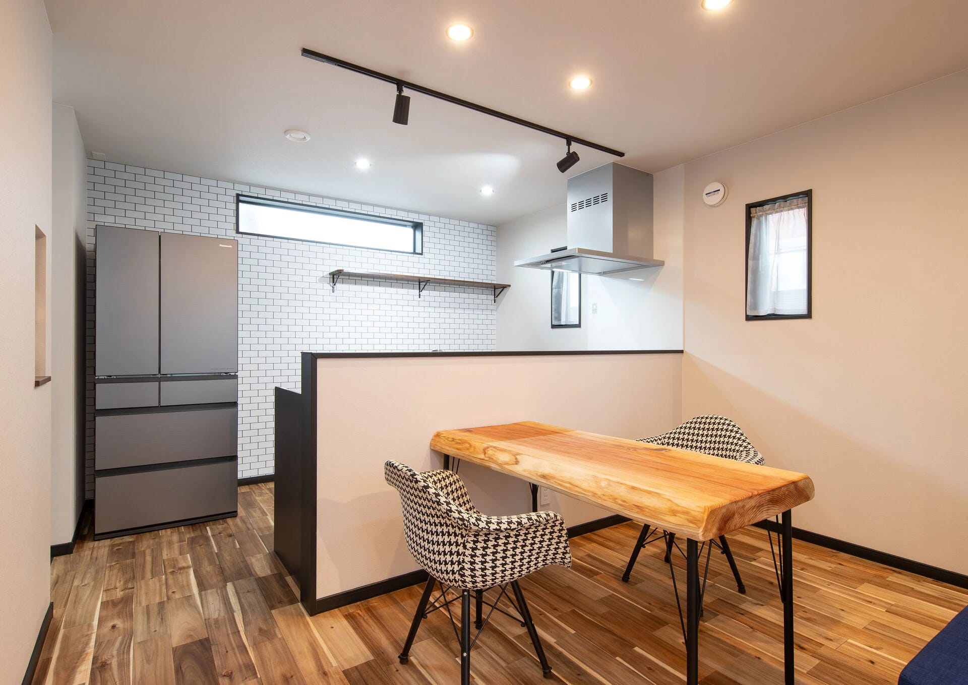 ダイニングは4人掛けでコンパクトに設計しています。ダイニングテーブルも弊社の手作りです。