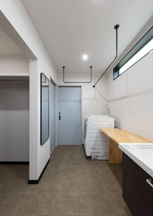 多機能型の洗面ランドリールームを設計しました。高い住宅性能により、室内干しでも問題ありません。