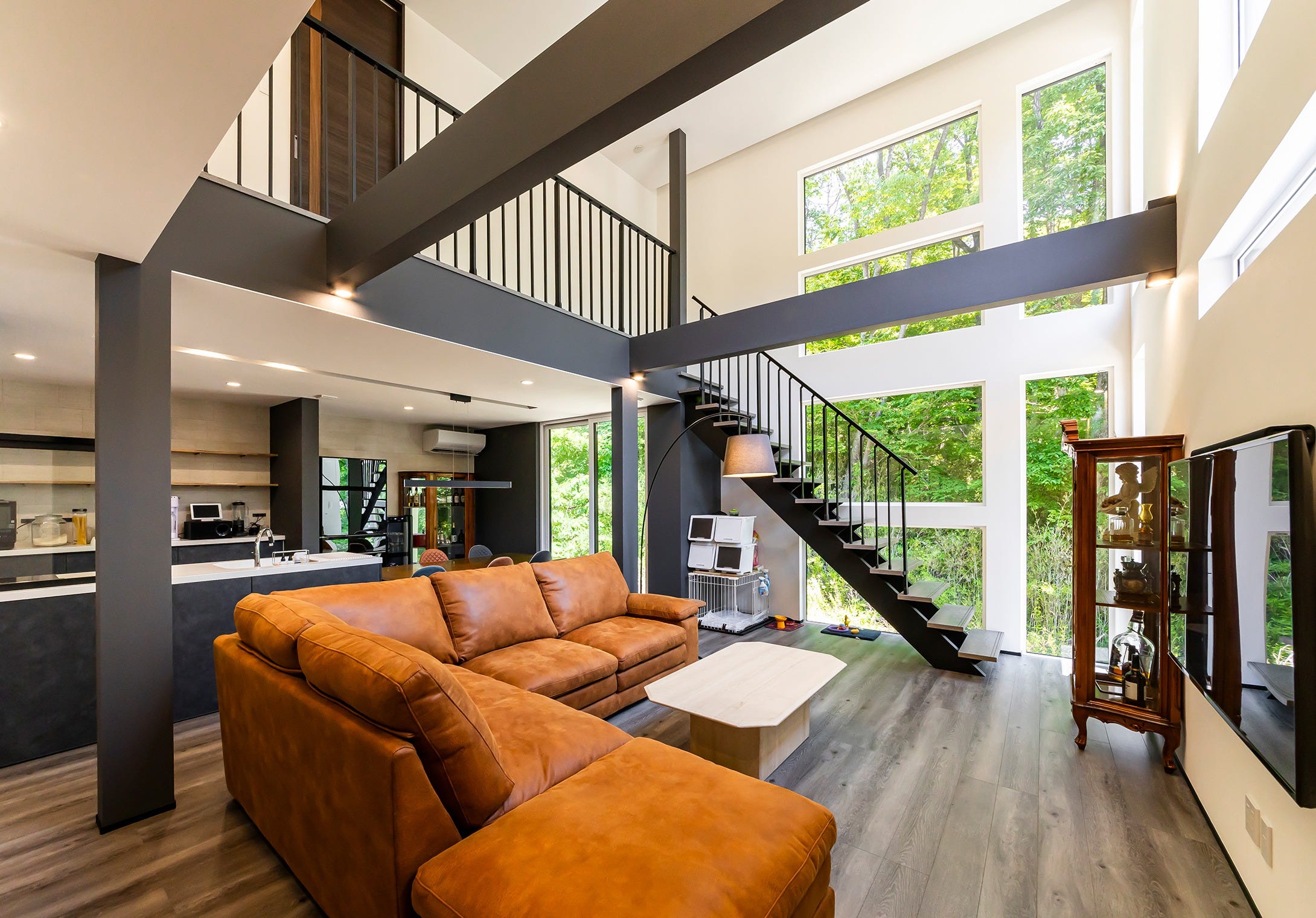 豊かな緑を窓越しに楽しめる開放感あふれるリビング。細かな配慮で犬も暮らしやすく