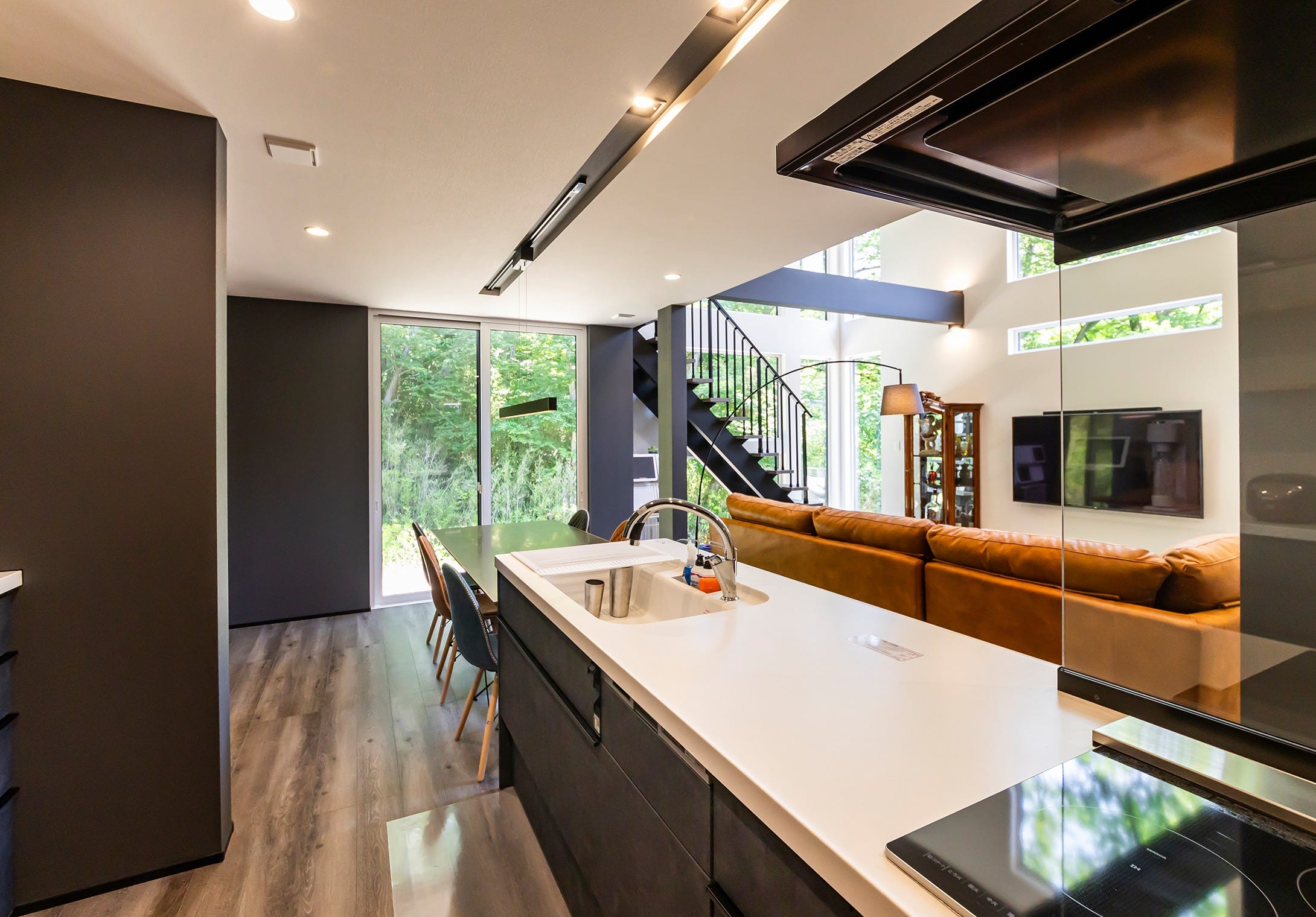 オール電化でキッチンはIHクッキングヒーターを採用。
お手入れもしやすい