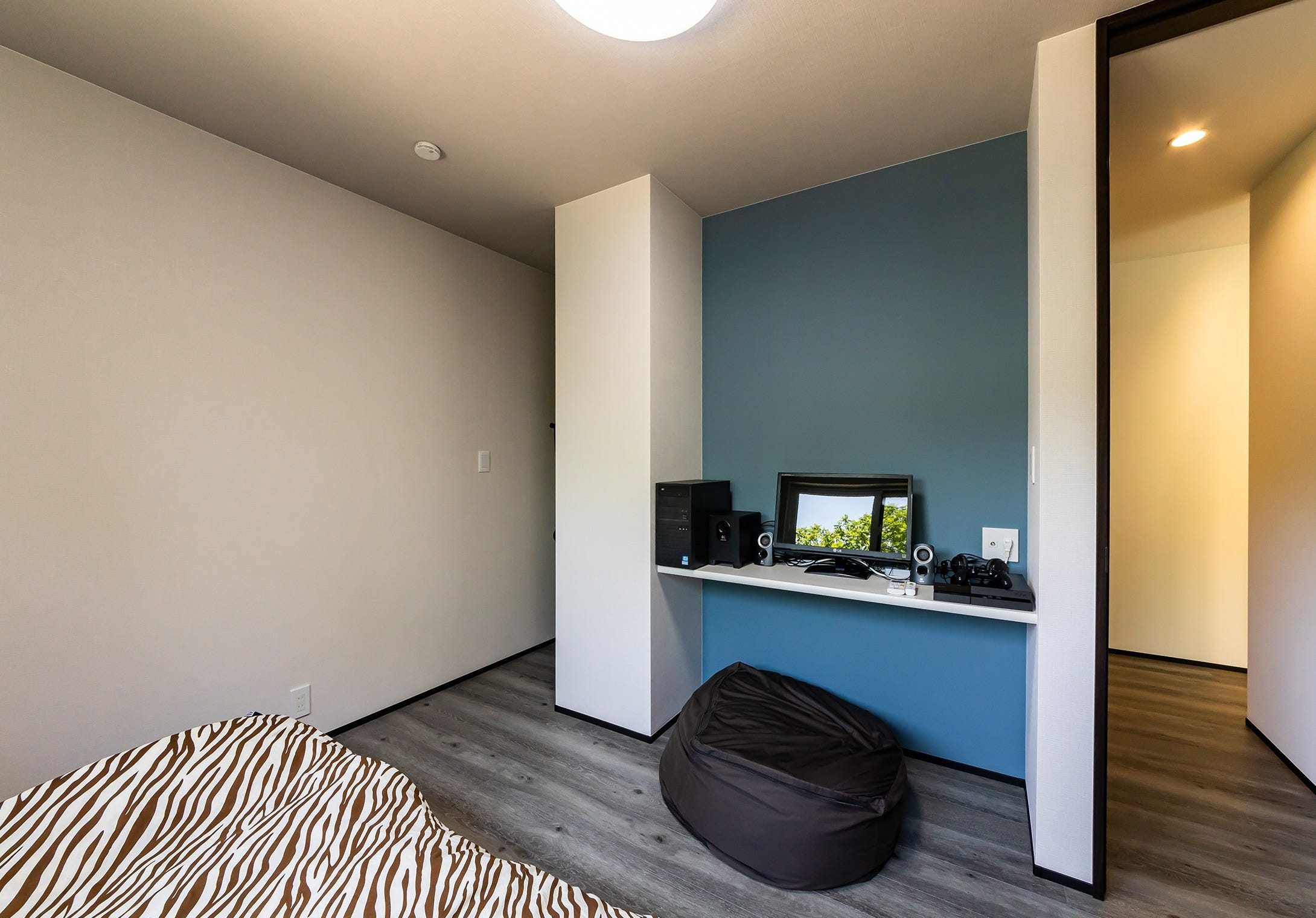 カウンターは小型のテレビを置いたり、PCスペースとしても使える