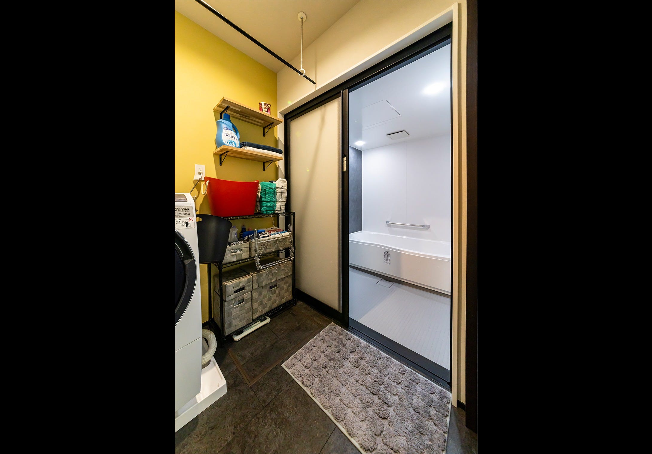 浴室は2階に配置しているので、入浴後にスムーズに寝室に移動できる。脱衣室には室内物干しも設置