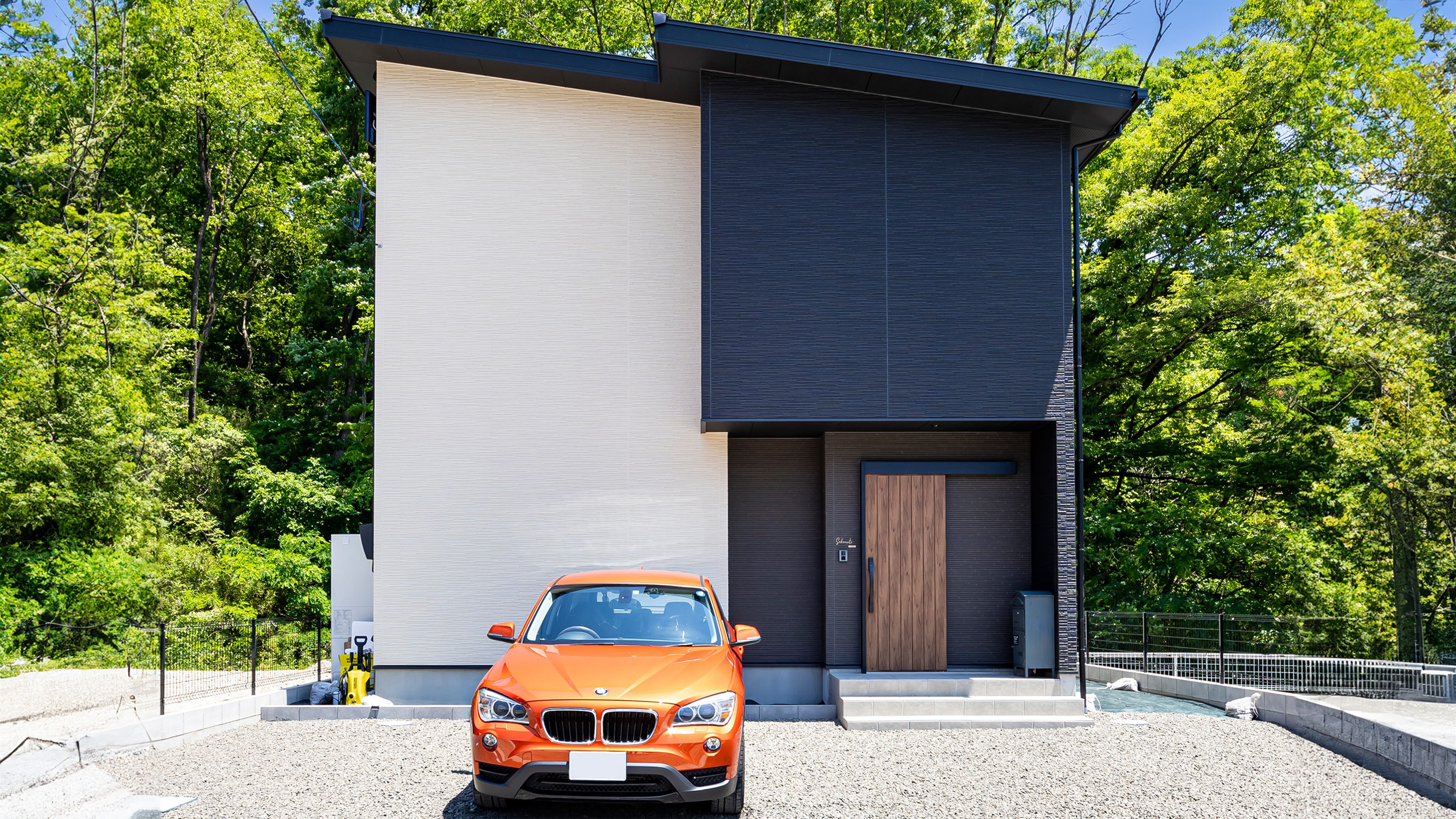 周囲の緑を借景にする、 開放感あふれる吹抜けのリビングが魅力