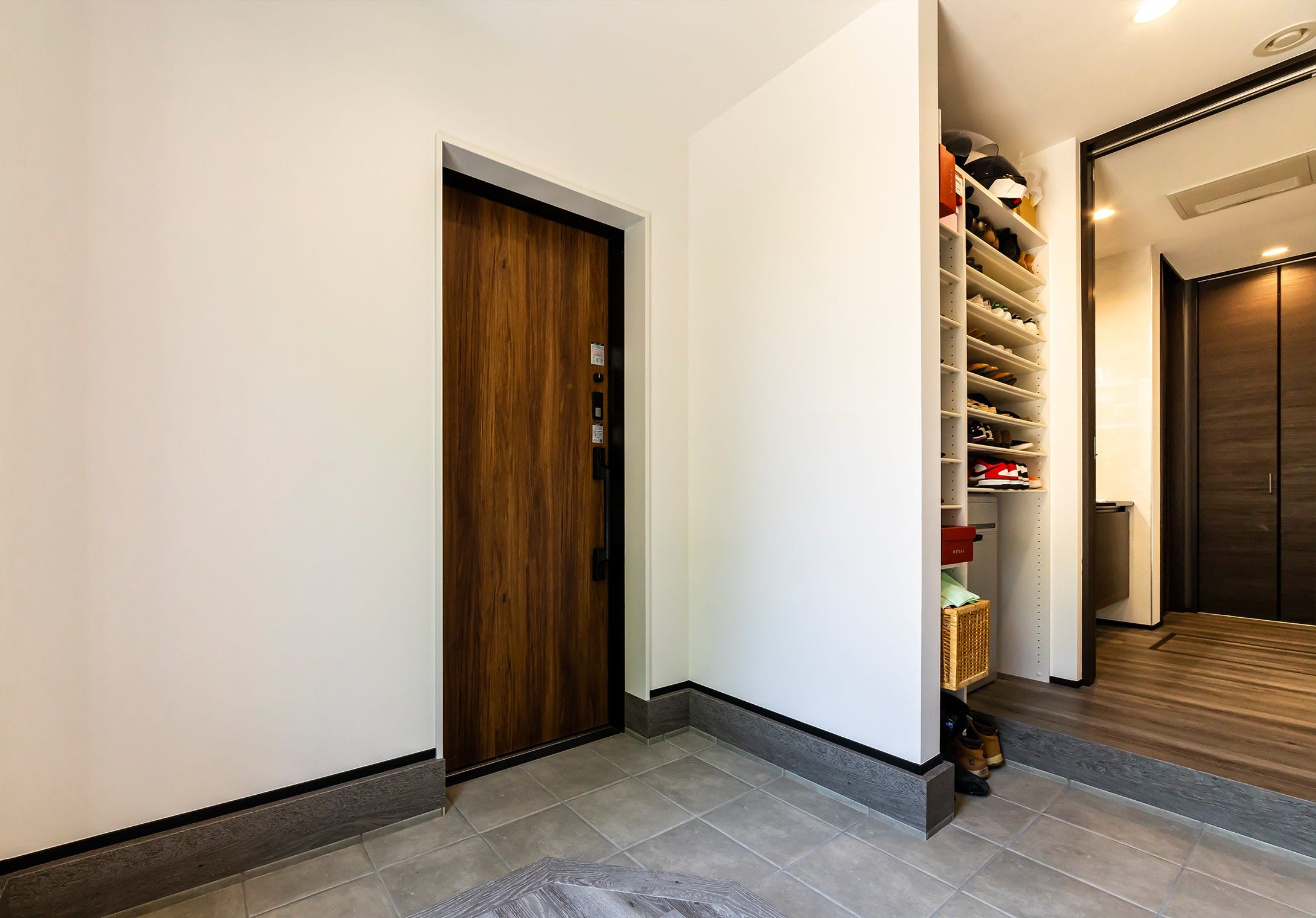 便利なシューズクロークを設置。
隣には洗面室があり、帰宅後すぐに手を洗える