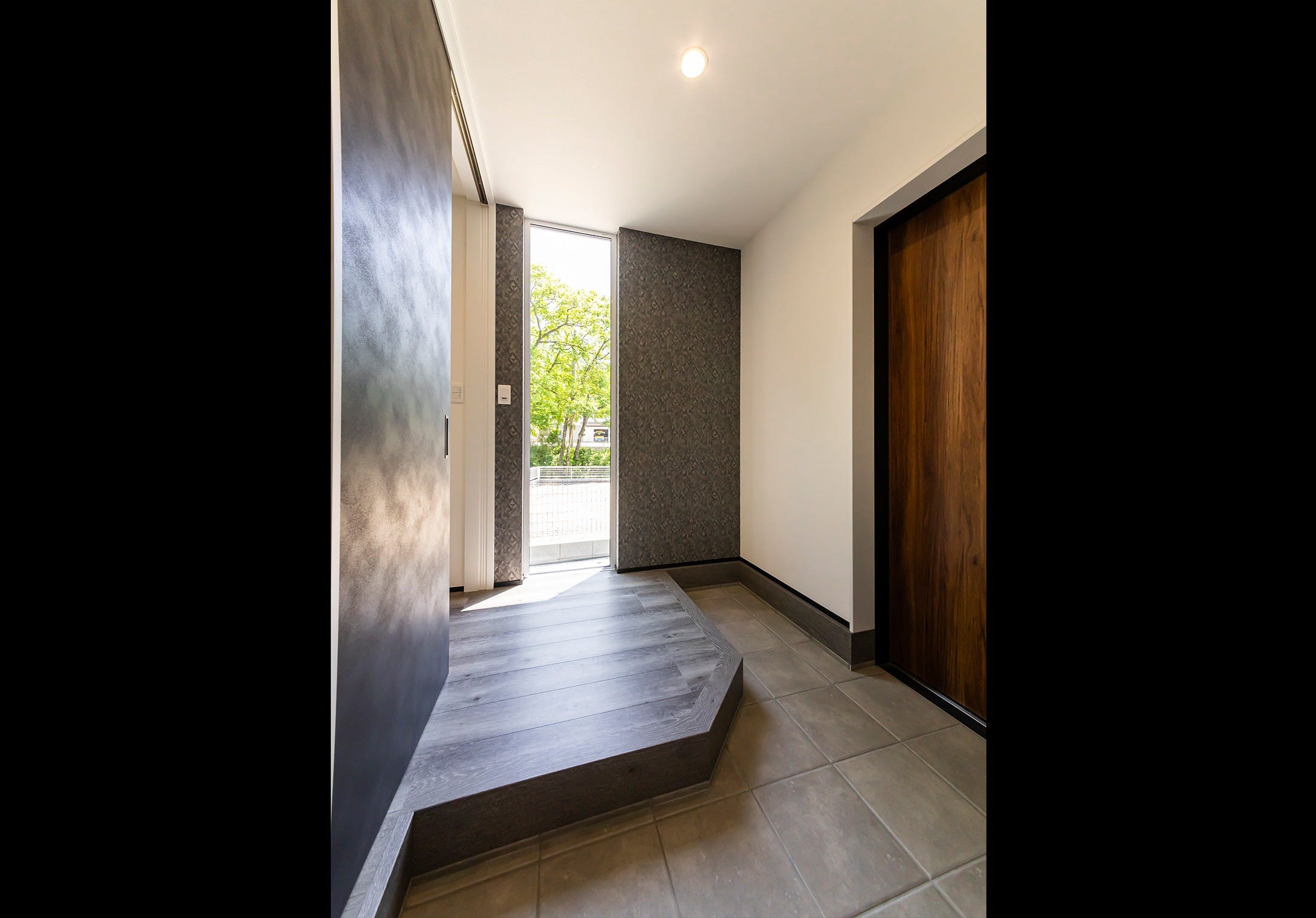 住まいの顔にふさわしい風格のある玄関。
ホールの窓からの眺めも開放感を高めてくれる