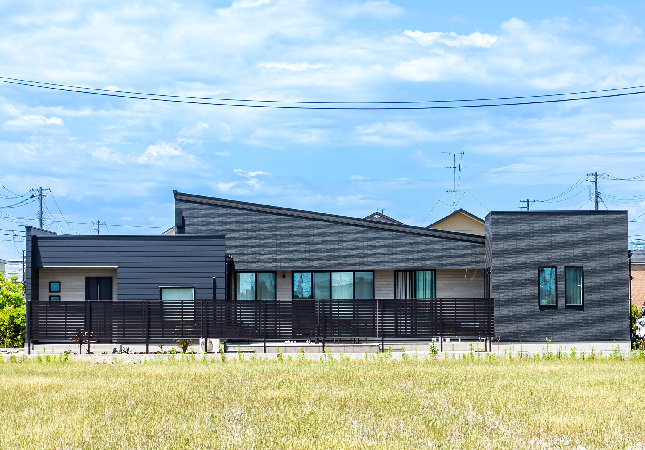 家族がゆったり寛げる吹抜けのリビング。自慢のタイルデッキではバーベキューを満喫