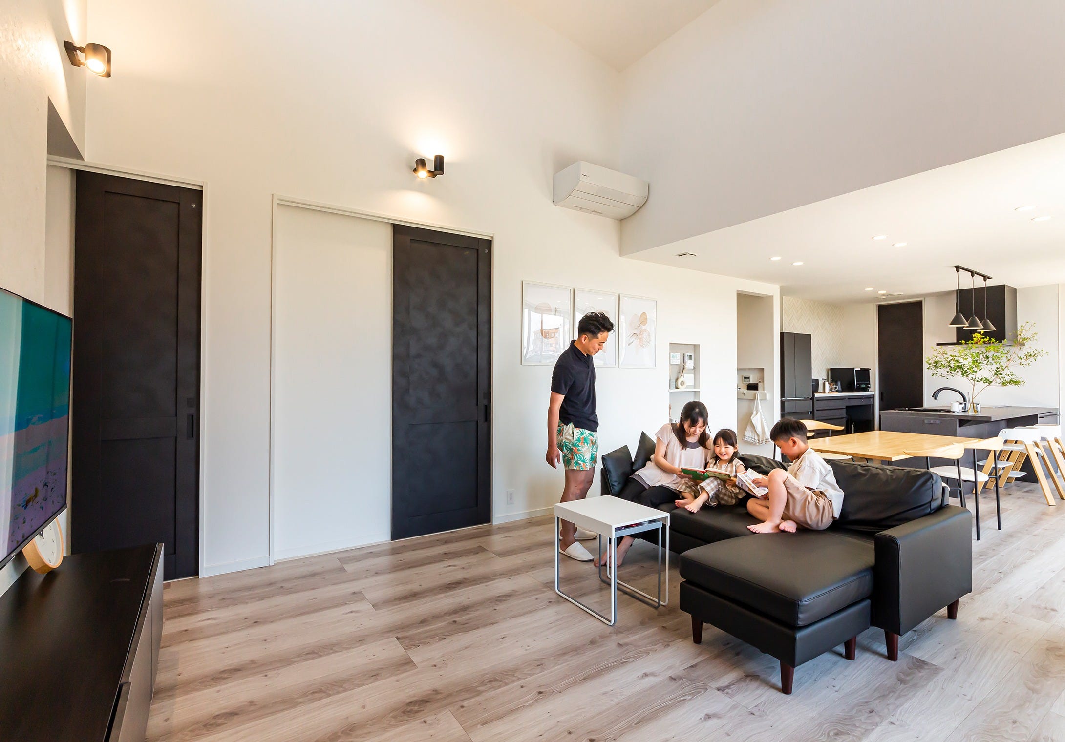 開放感を高めるため吹き抜けにしたリビング。
床暖房も設置しており、すごく寒い時にだけ使っているとのこと