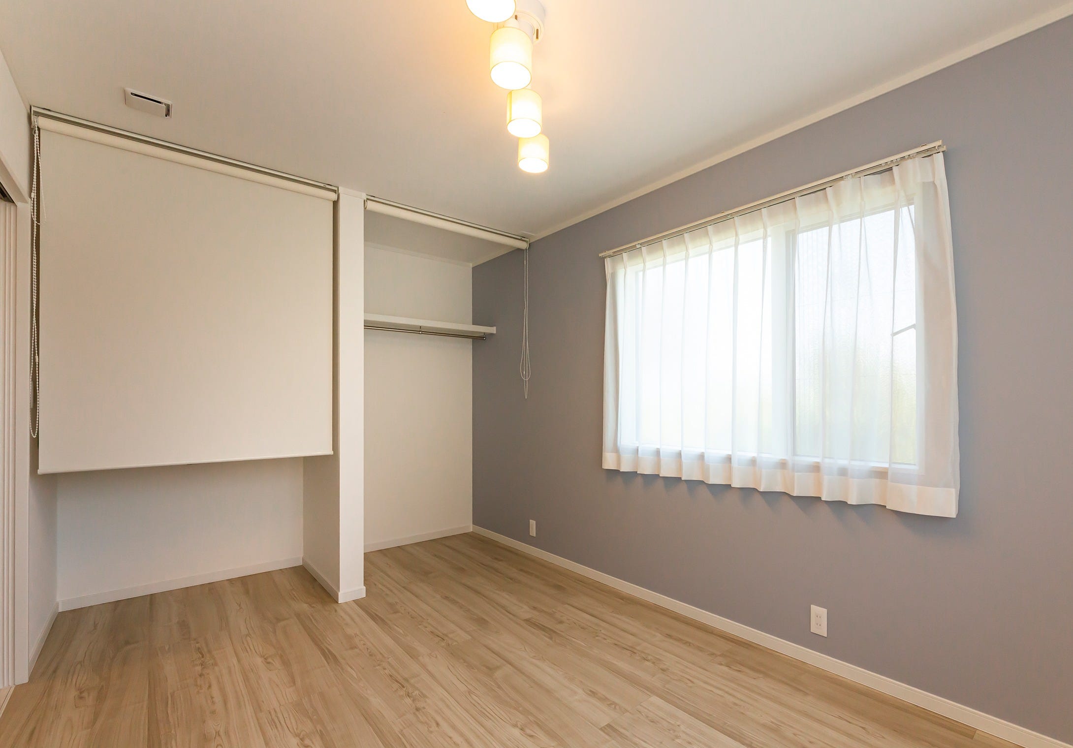 洋室のクローゼットなど収納はいずれも扉を付けずロールスクリーンに。
風通しが良く、圧迫感もない