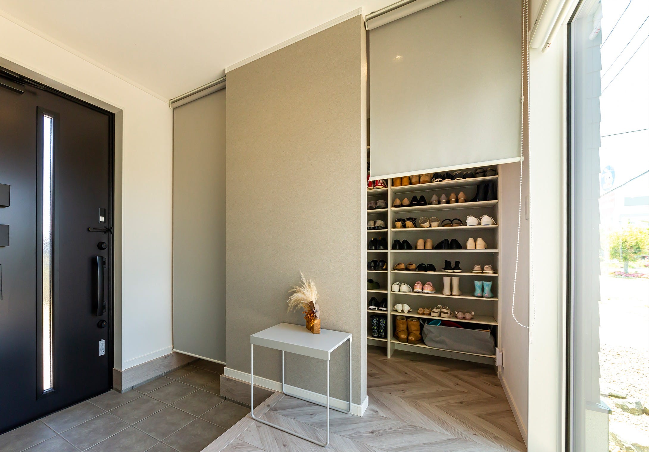 家族の靴をたっぷり収納できるシューズクローク。
出入口にはロールスクリーンを採用