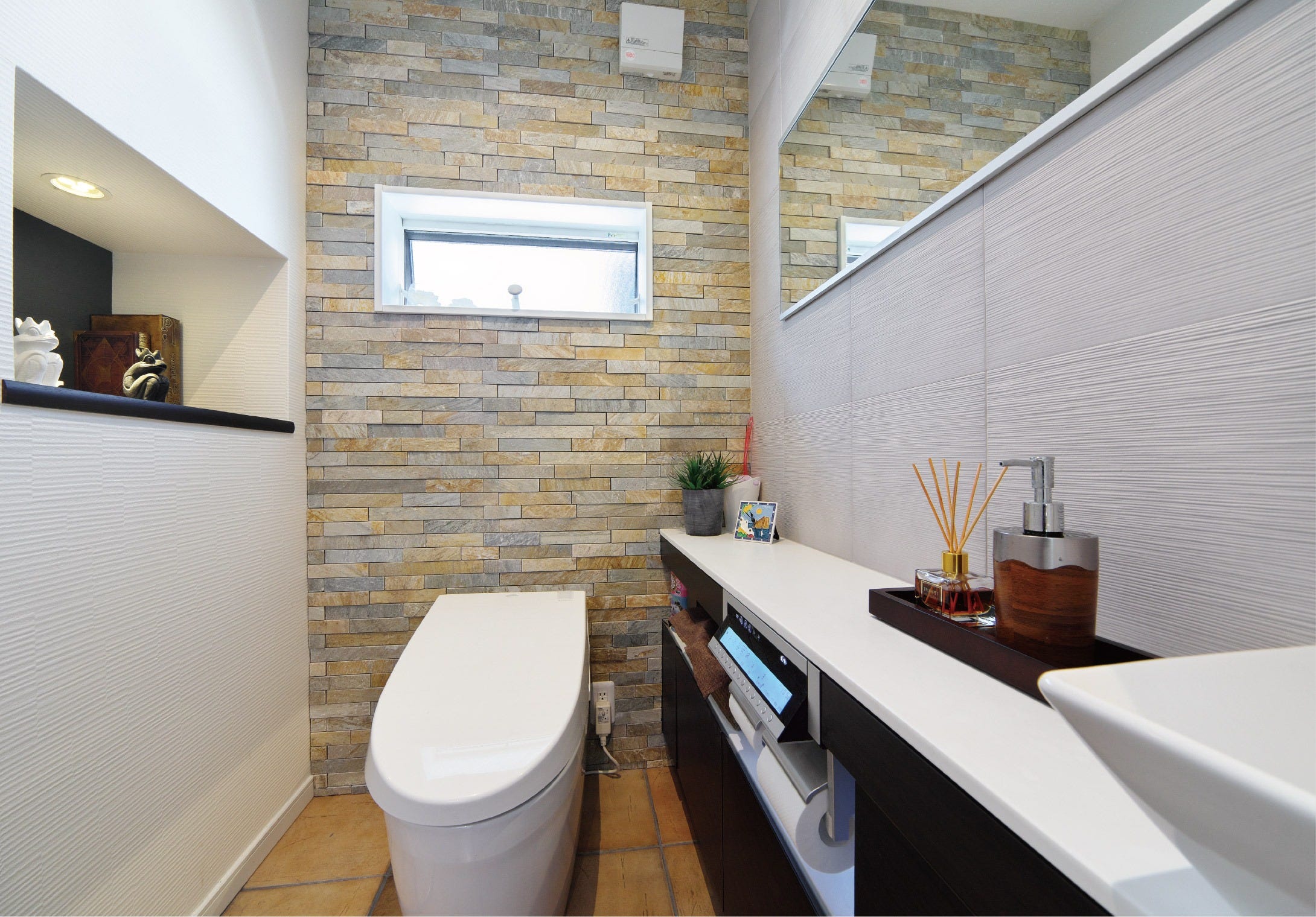 外壁タイルやエコカラットを採用したトイレにもNさんのこだわりがある。
飾り棚は個性的な演出が楽しめる