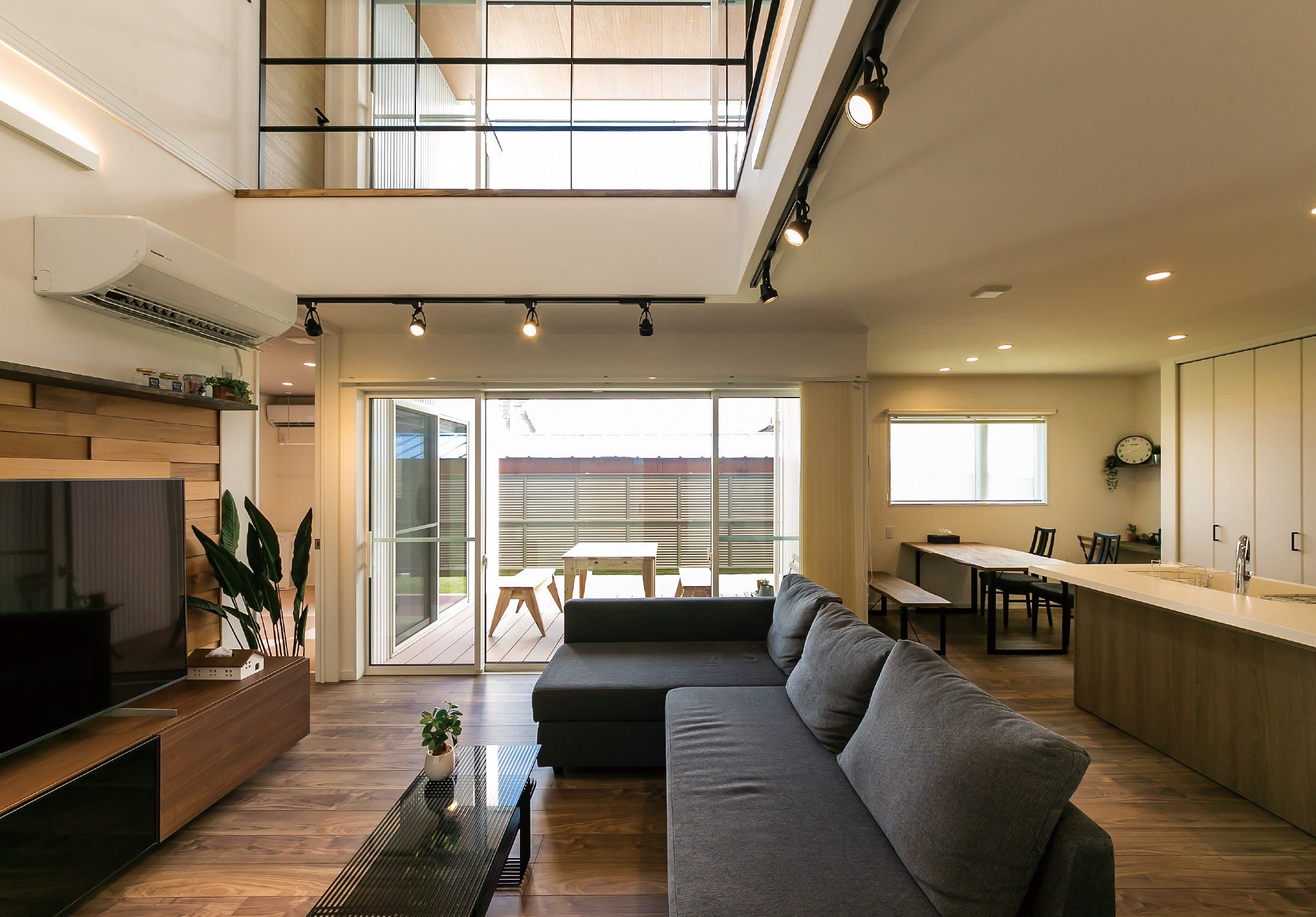 白い箱のようなイメージのスタイリッシュな外観。外壁はガルバリウム鋼板を採用している。