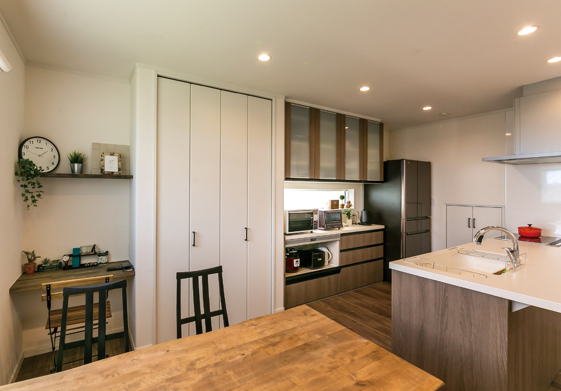 キッチンと横並びで配置されたダイニング。
後ろにはちょっとした家事にも使えるカウンターを設置。