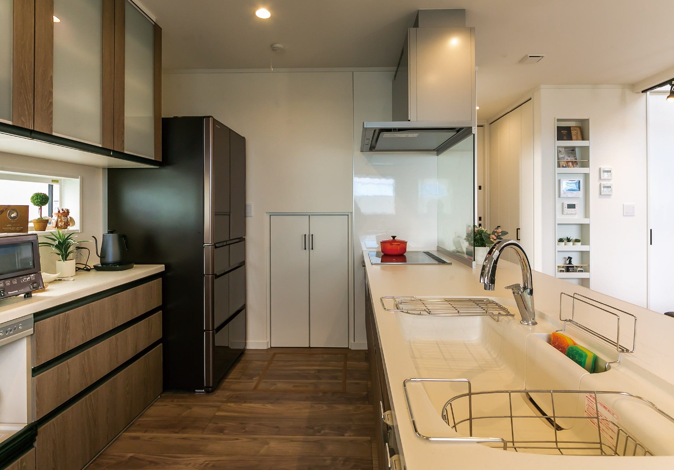 キッチンのカラーは床の色に合わせて選んだとのこと。
突当りの扉は階段下収納になっている。