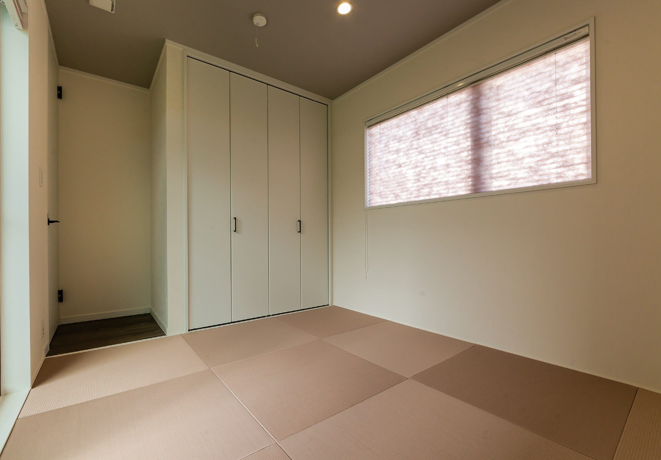 両親が泊まりに来ることや、将来的に自分達が1階で寝ることを考えて設けた離れ風の和室。