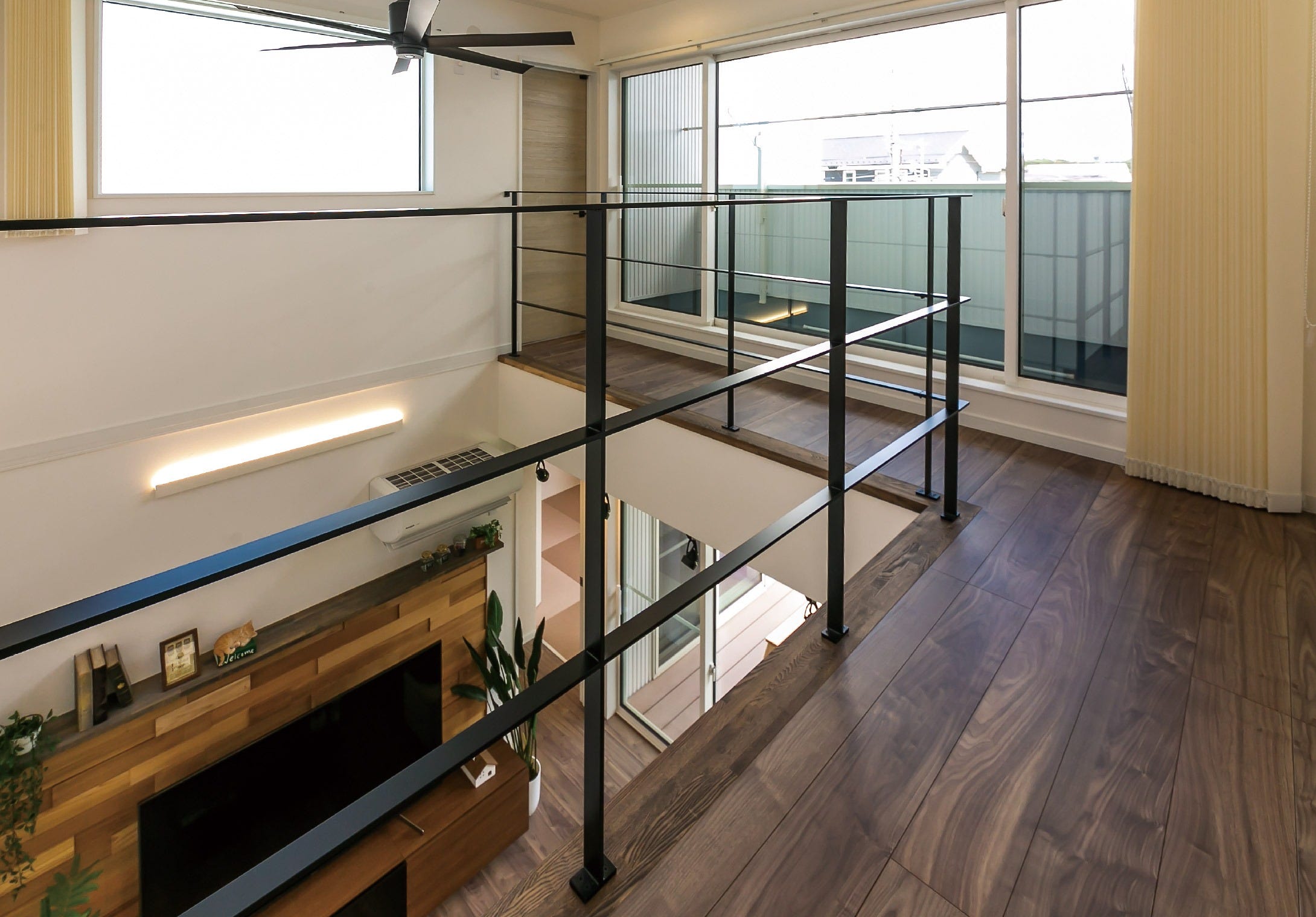 吹抜から1階を見下ろせて、バルコニーへも出られる2階ホール。