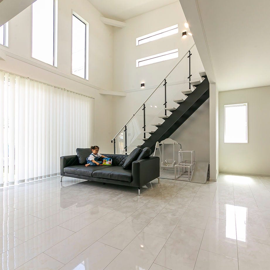 外観も室内も白が基本。希望した吹抜けやリビング階段、パントリーなども実現