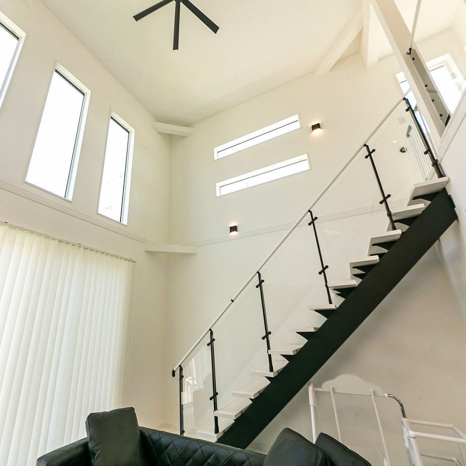 Tさんがこだわった開放感あふれる吹抜け。
希望したリビング階段も実現している