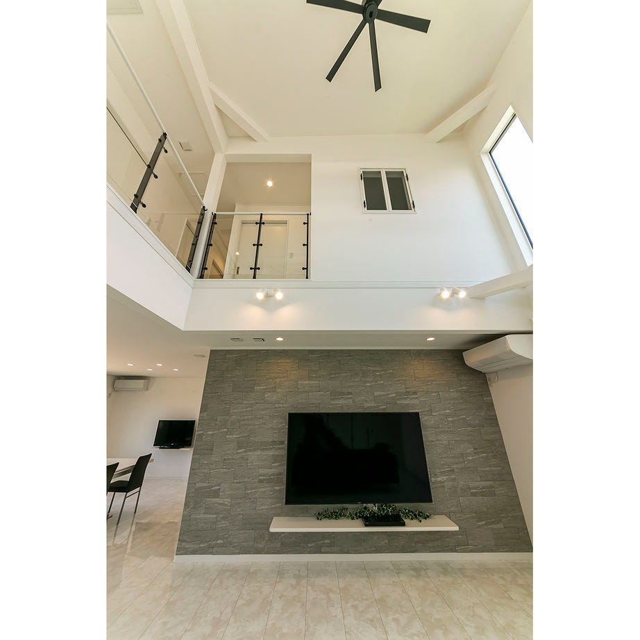 TVモニターの後ろの壁はエコカラットを採用。白い空間のアクセントとなっている