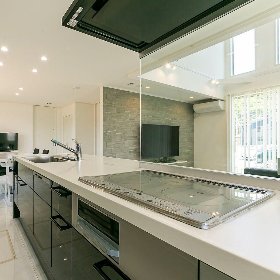 使いやすいアイランド型のキッチン。
オール電化システムでIHクッキングヒーターを採用