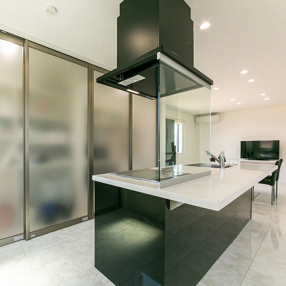 キッチンの後ろには食器や食品ストックをたっぷり収納できるパントリーを設置