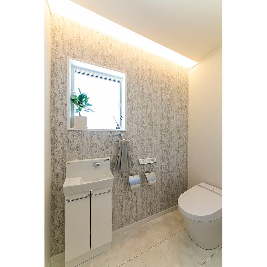 1階トイレは明るめのアクセントクロスを採用。
2階のトイレは異なる色味で空間に個性を持たせている