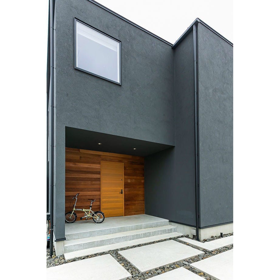 吹抜けのピットリビングで寛ぐ満ち足りたひととき。住み心地のよさにも大満足