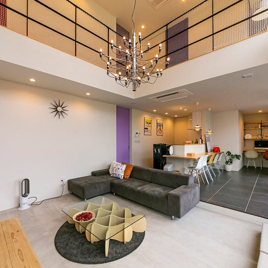 リビングの床は打ちっ放し、ダイニングやキッチンの床はタイルで、それぞれの空間の個性を主張