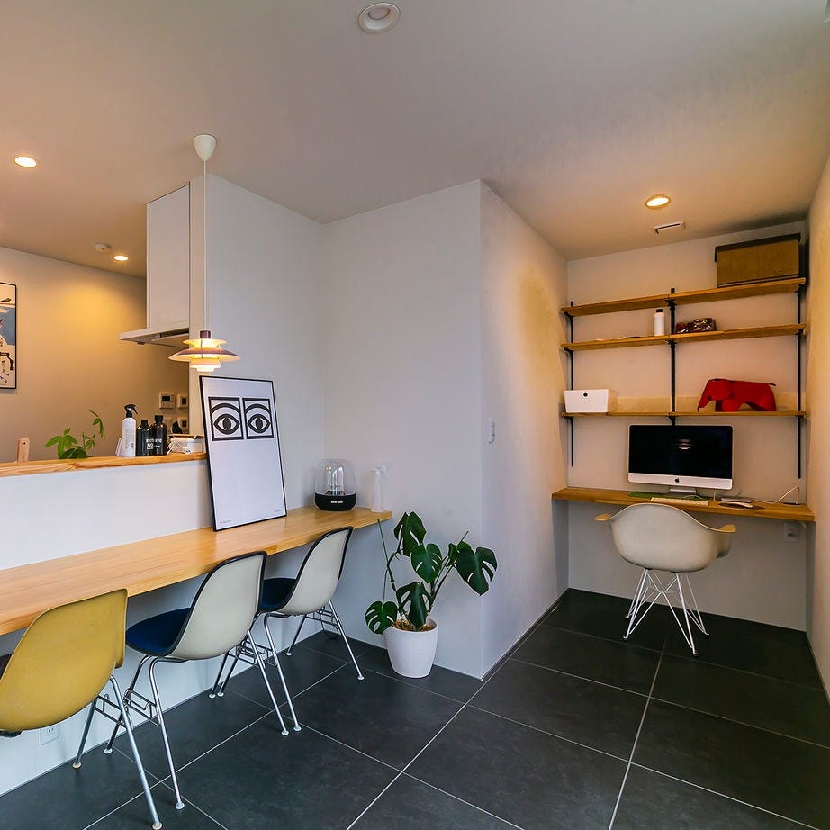 おしゃれなカフェのようなカウンターのダイニング。
一角には自由に使えるカウンターも設置