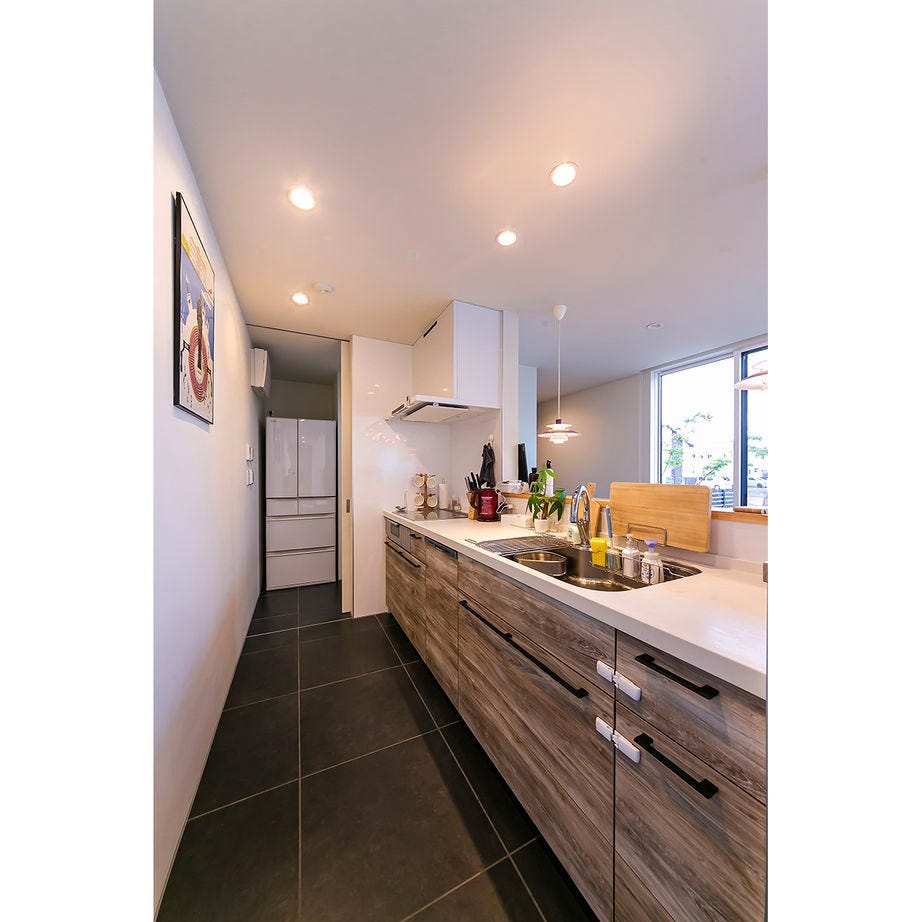 料理や後片付けがのびのびとできるキッチン。
身長に合わせて使いやすい高さにしている