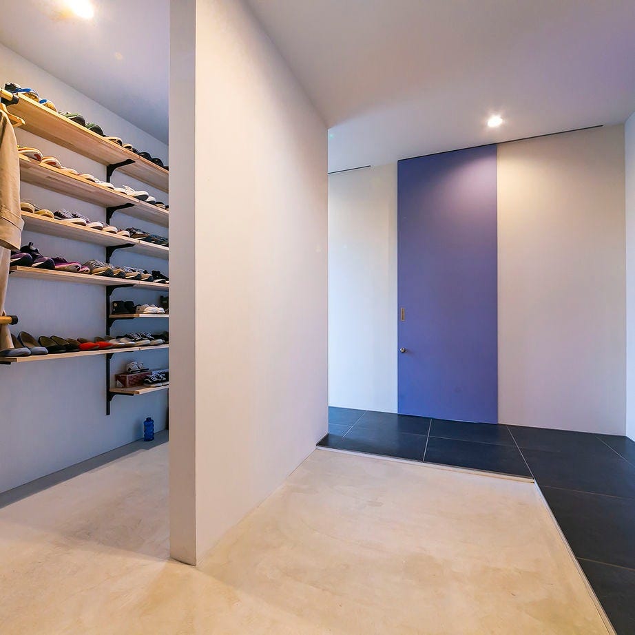 玄関の土間には大きな収納を設置。
家族の靴をたっぷり収納できるほか、ジャケット類も掛けられる