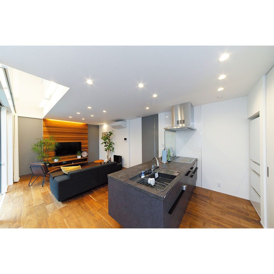 存在感のあるキッチンはこだわって選んだセラミックトップで手入れも簡単