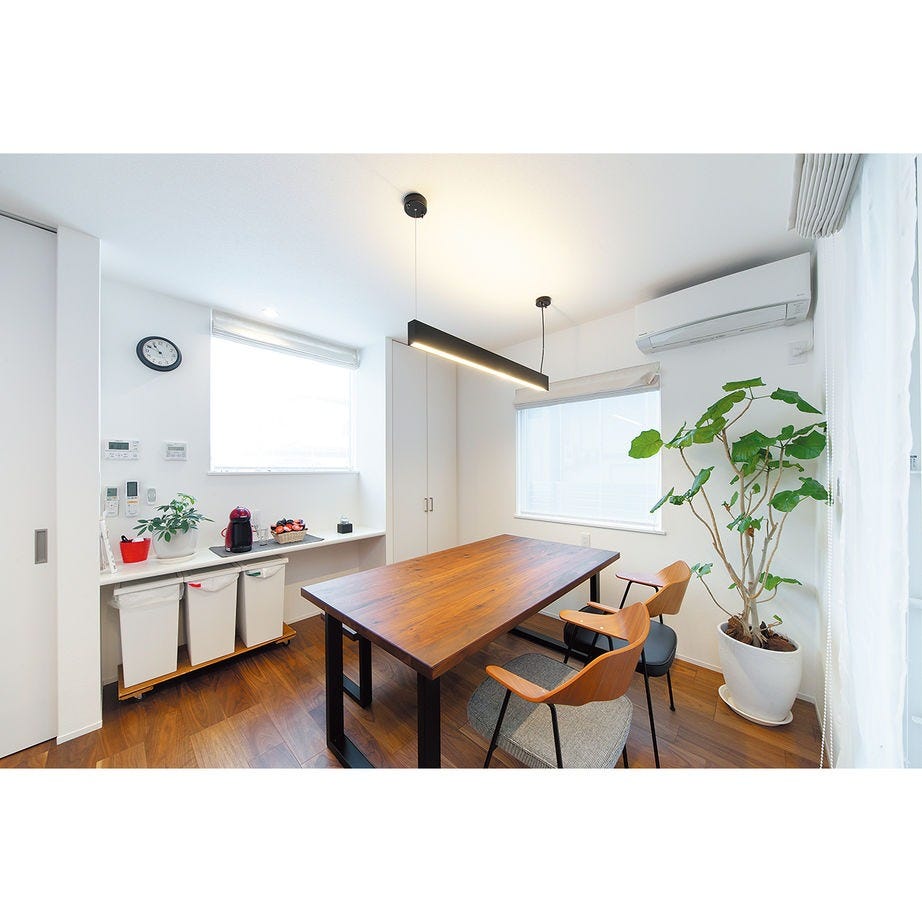 二面採光の明るいダイニング。使い勝手のあるカウンターや機能的な収納も設置