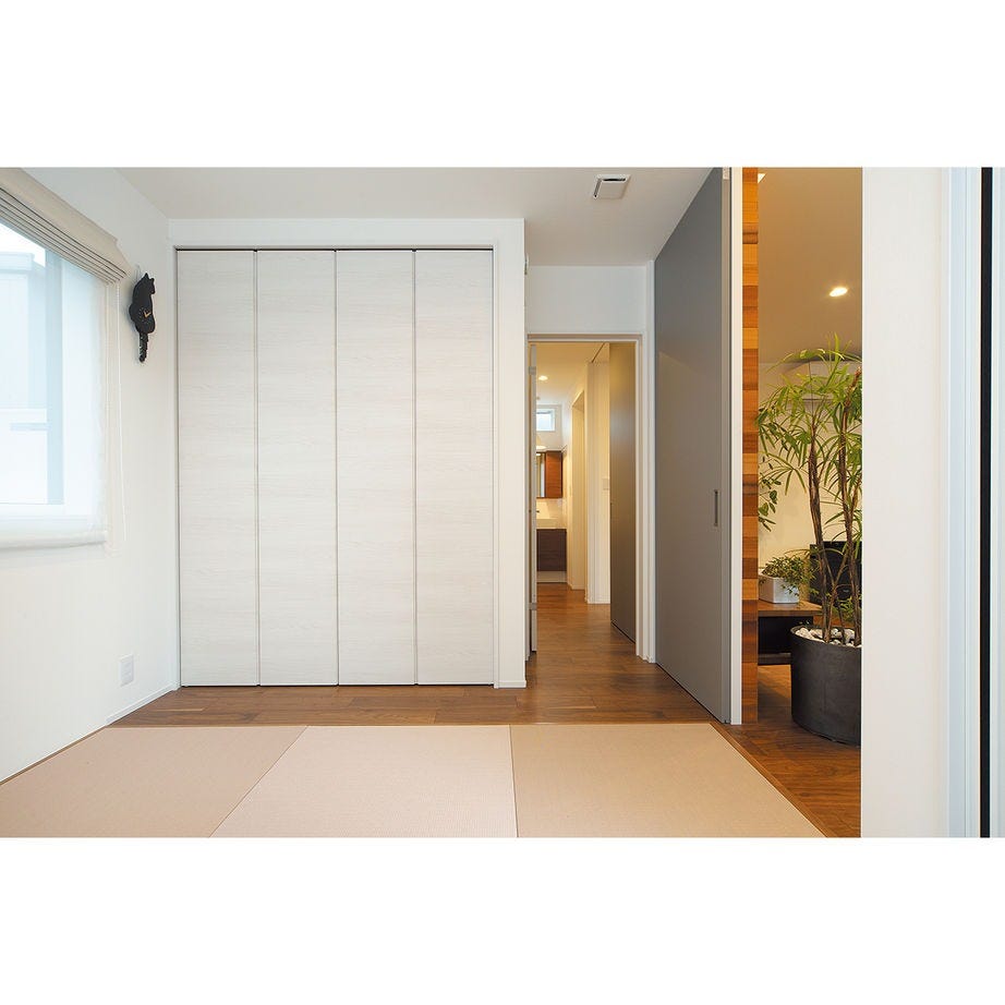 ピンクの畳を採用したモダンな和室。「ピンクと聞くとどうかと思いますが、実際に見たらいい感じだったので決めました」Cさん