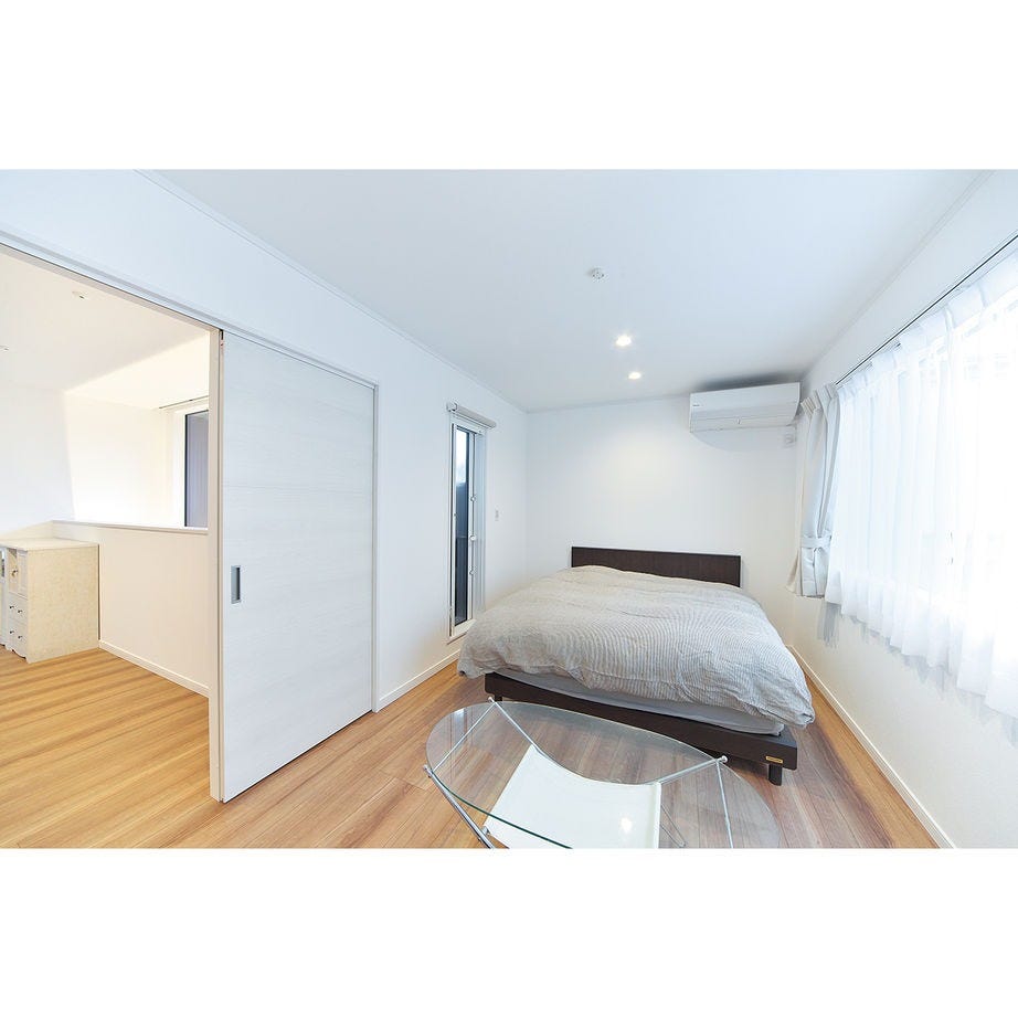 7.5畳の寝室。3.3畳のウォークインクロゼットも設けられているので、室内を有効に使える。居室の扉を引き戸にしているのもこの家の特徴