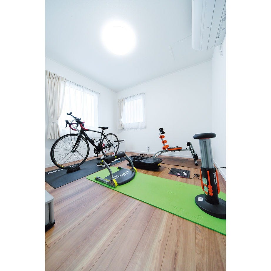 二面採光の洋室はトレーニングルームとして活用している