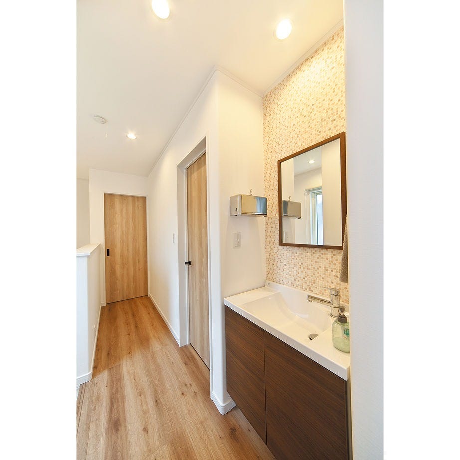 2階のホールに洗面台を設置。使いやすさに配慮しつつ、デザインもおしゃれに