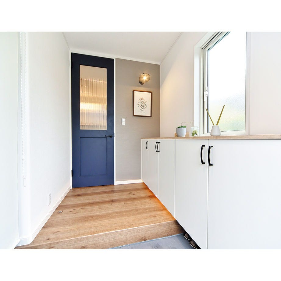 すっきりとして美しい玄関。収納上部は飾り棚として小物等で個性的な演出が楽しめる