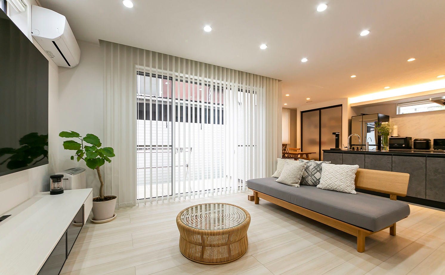 併設の事務所とつながり、広いリビングやファミリークロークなど様々な要望も実現