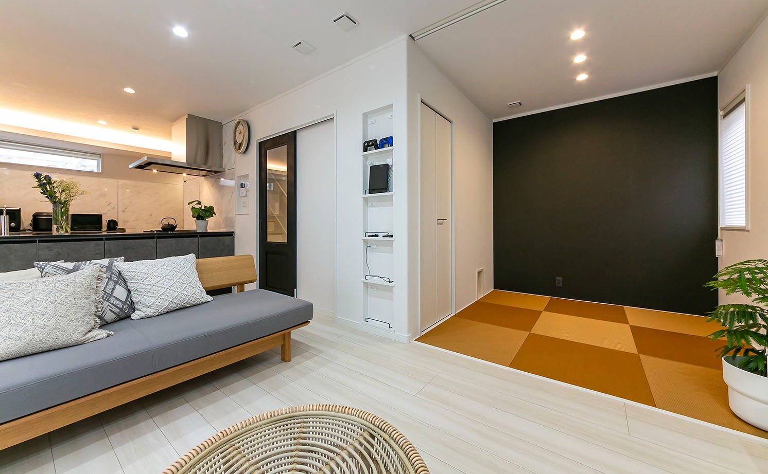 リビングと隣接してタタミコーナーを設置。畳の上でくつろぎたい時に重宝する