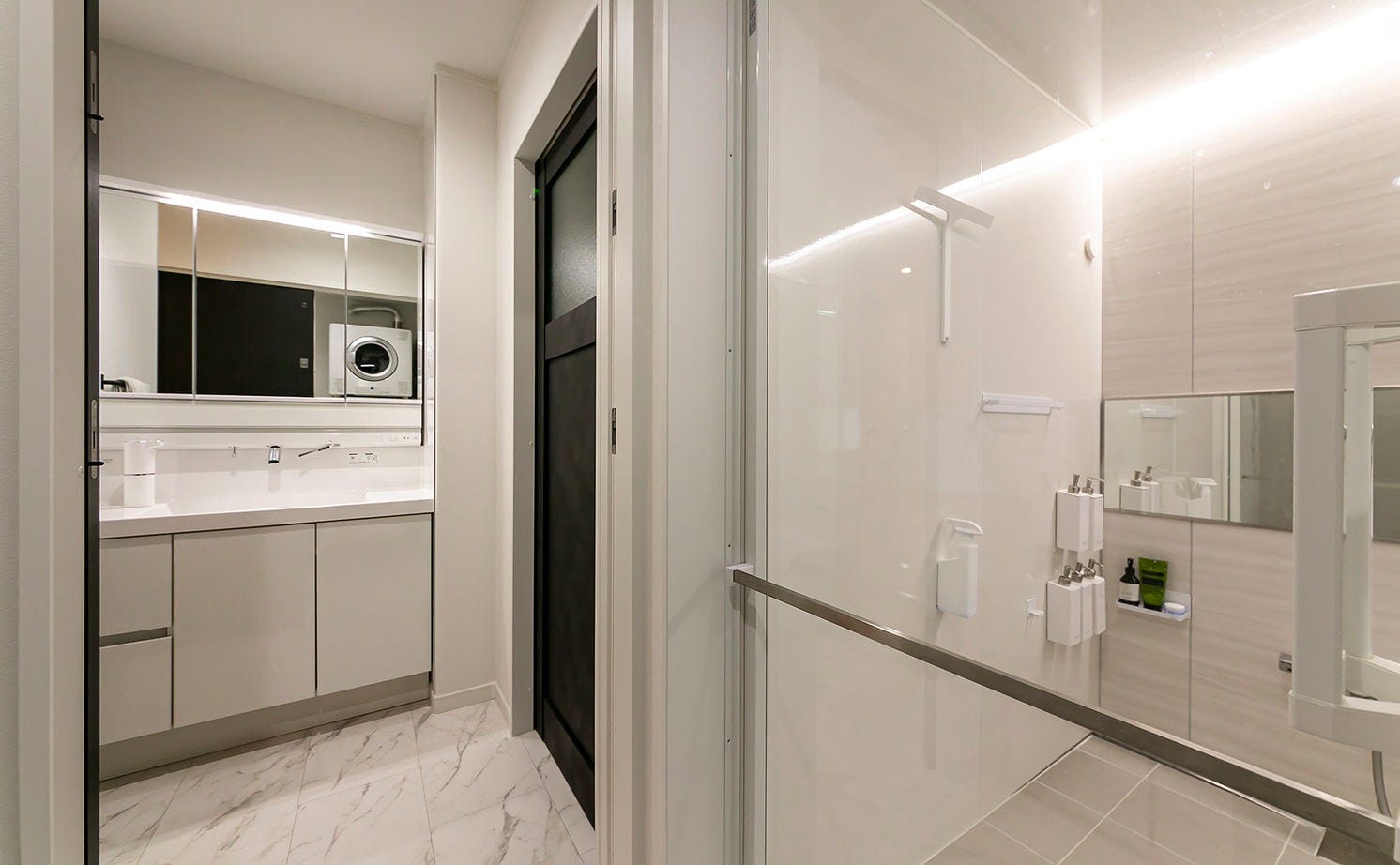 洗面室～脱衣室～浴室への動線もスムーズ。脱衣室が独立しているので、誰かが洗面室を使っていても気兼ねなく入浴できる