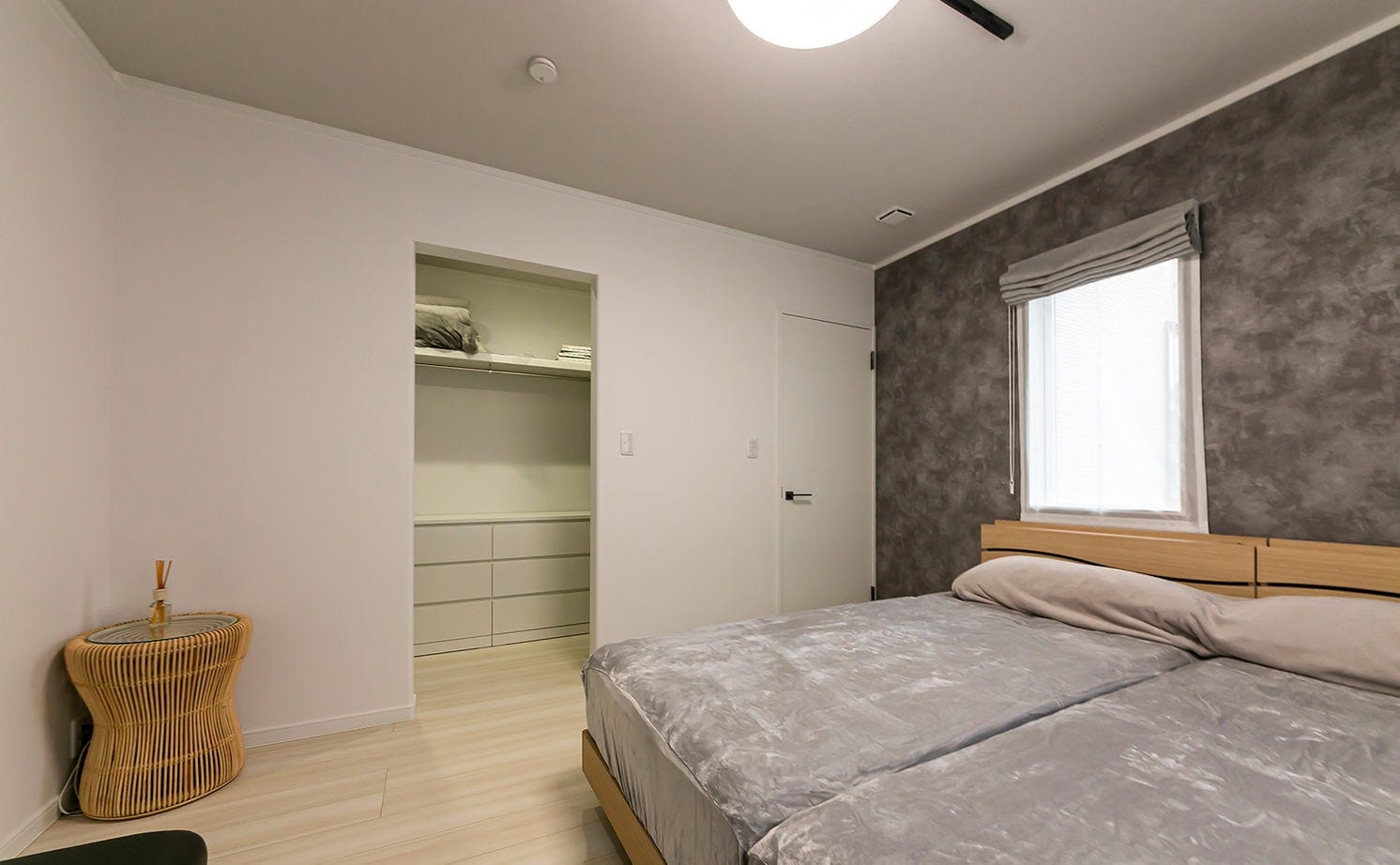 寝室にはウォークインクローゼットも設置。夫婦の衣類や小物を効率よく収納できる