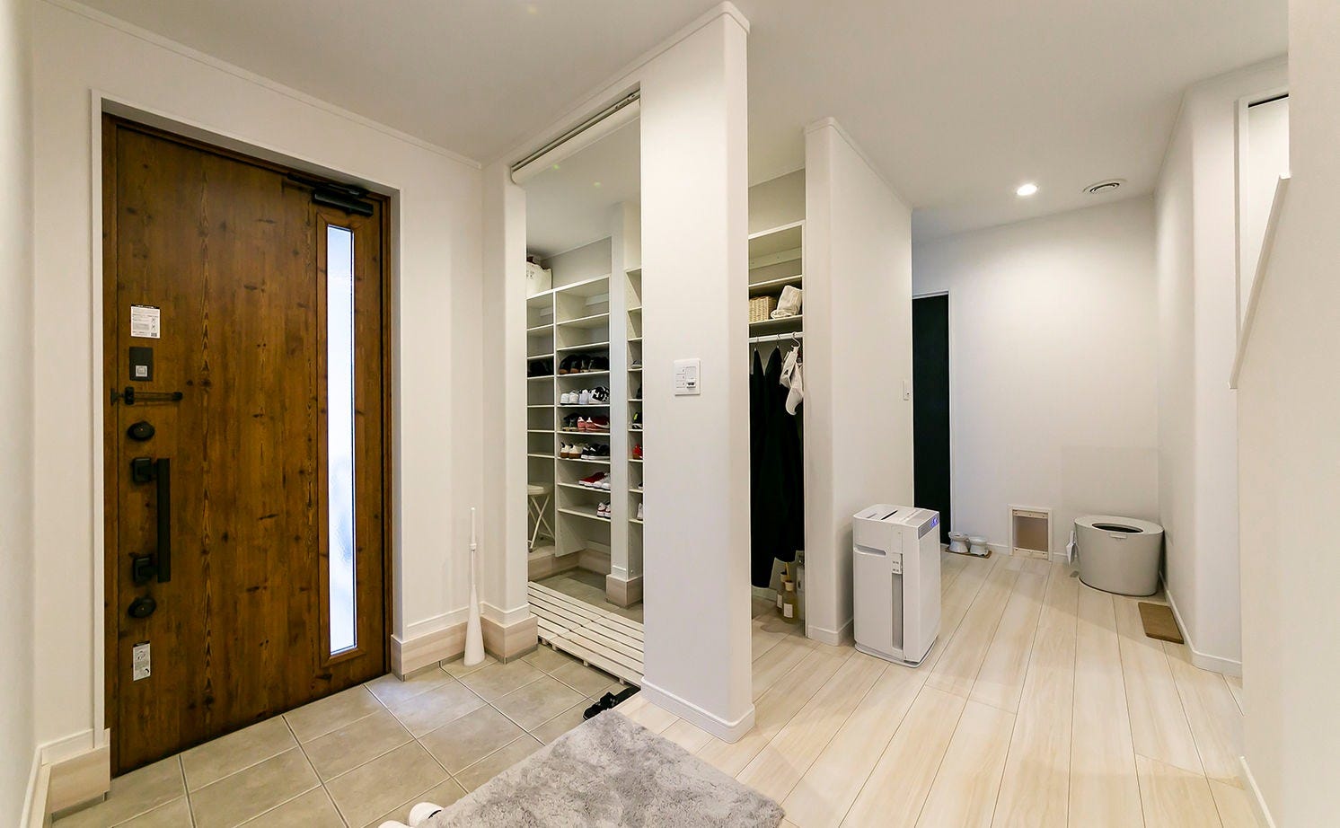 広々として風格のある玄関。シューズクロークにはコート掛けもあり、普段来ているコートやジャケットが掛けられる