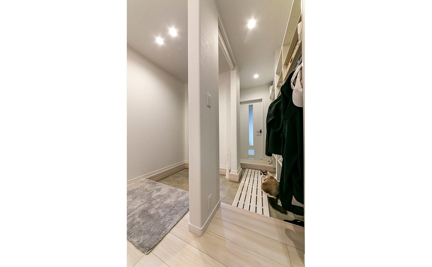 タタミコーナーの出入口から出た猫は玄関ホールへ。正面のドアは事務所とつながっている