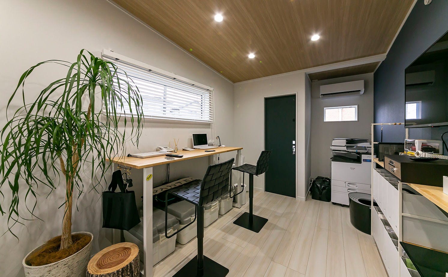 カフェを思わせるシンプルでおしゃれなインテリアの事務所。仕事も気持ちよくはかどりそう